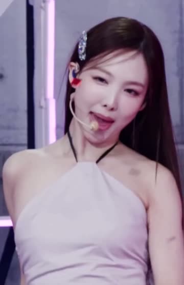 트와이스 나연 옆슴과 야드랑이가 노출된 시원한 홀터넥 의상