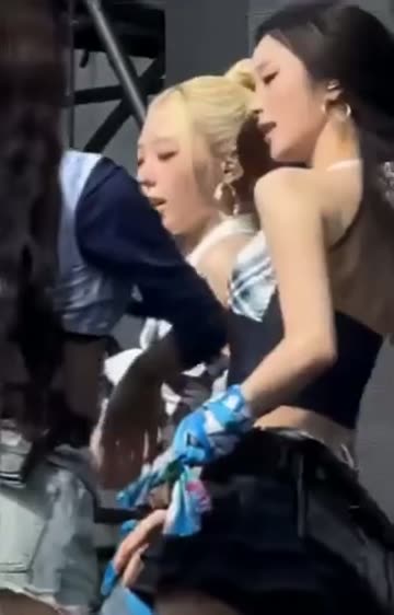 아이칠린 이지 워터밤 무대 밑에서 찍은 검속 매끈한 엉벅지