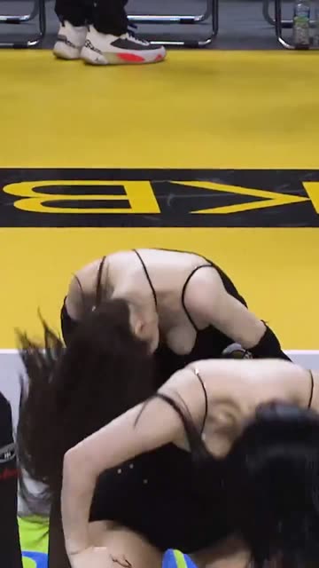 (SOUND)가슴 노출 사고 터질까봐 이렇게 어깨끈 반대로 한건가?