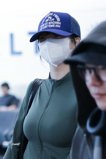 어제자 공항 카리나 브라컵 비치는 카키색 집업 묵직한 가슴라인