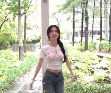 아이들 댕기머리 미연 가슴 봉긋한 흰 크롭티 배꼽 + 청바지 몸매
