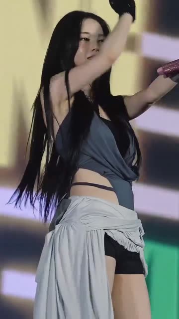 (SOUND)앞으로 숙이면서 윈터 엉덩이 때리는 회색 홀터넥 카리나