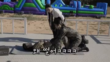 앉아있다가 복근으로 시선 강탈한 여돌 ㄷㄷ