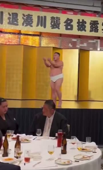 (SOUND)모 스모 선수의 은퇴 파티에서 재롱부리는 막내