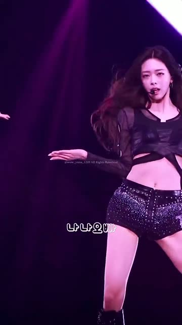 (SOUND)반짝이 핫팬츠 ITZY 유나 예쁜 허리라인