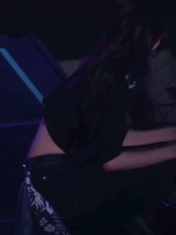 쪼그려 앉은 프로미스나인 백지헌