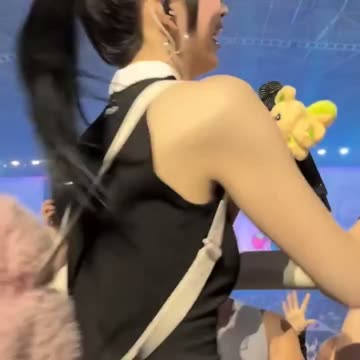 동물 머리띠 검정나시 프로미스나인 이채영 근접샷