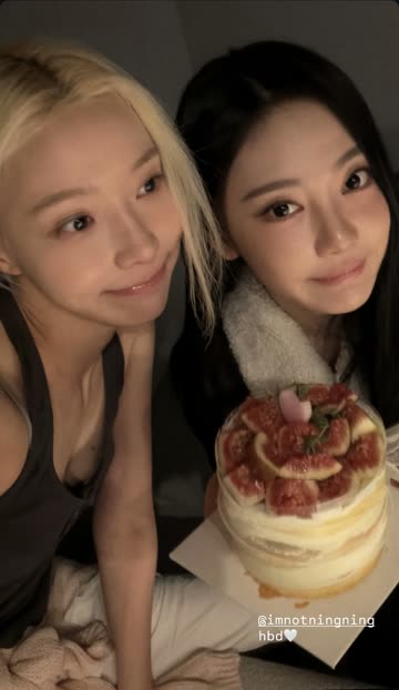케이크 앞에서 숙인 윈터 민소매 틈새 회색 브라 가슴골 대박 노출